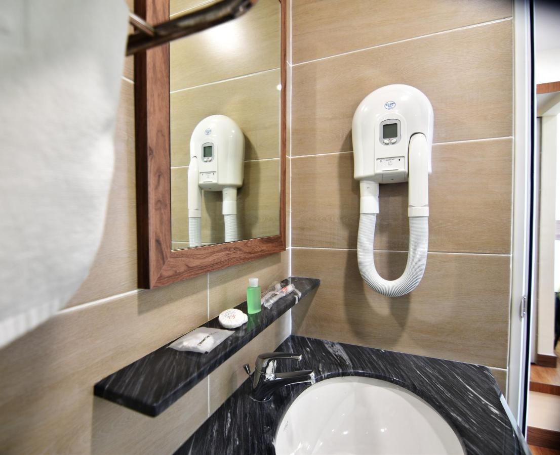 Yangtze Hotel 长江酒店 Джохор-Бару Экстерьер фото